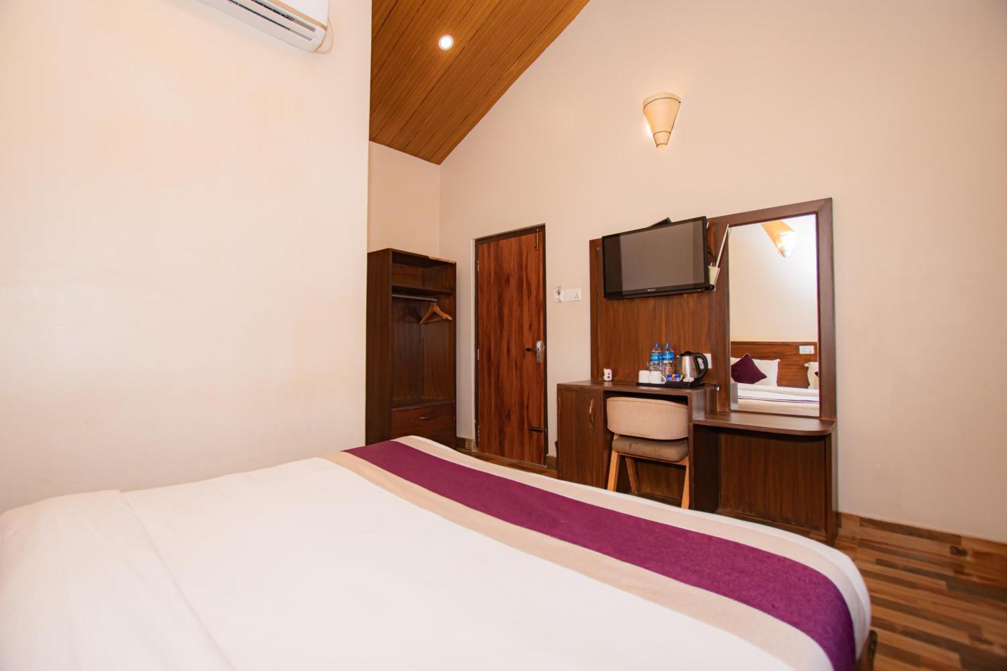 Busy Bee Resort, Покхара Екстер'єр фото